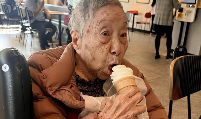 B体育官网-TVB视后宣萱的顶级炫富，不是豪车名表，而是她车后座的102岁保姆