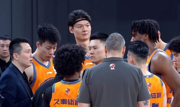 B体育-上海男篮3连胜升至第2，北京残阵差距大，白边16+14 洛夫顿被弃用